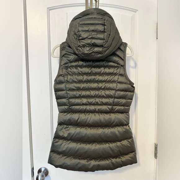 Lululemon Brave the Cold Vest Olive in size 6 - Picture 7 of 8